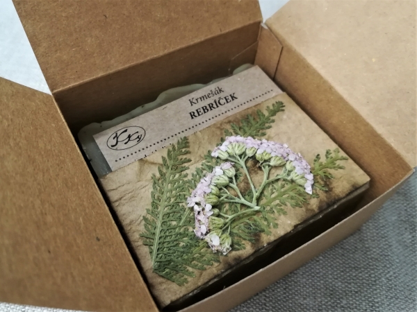 Krmešáky - prírodné bylinkové mydlá - Krabička s logom